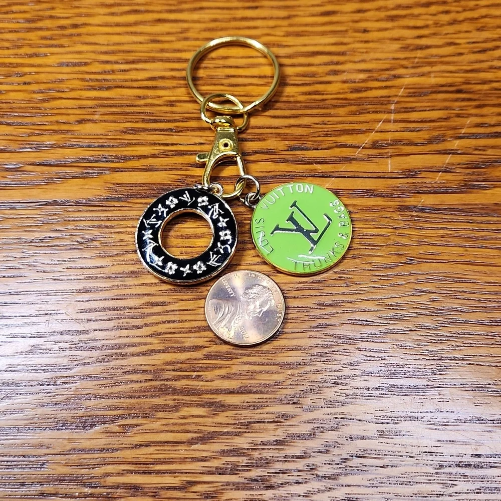 FASHION  Green Medallion Keychain with Black Ring Charm